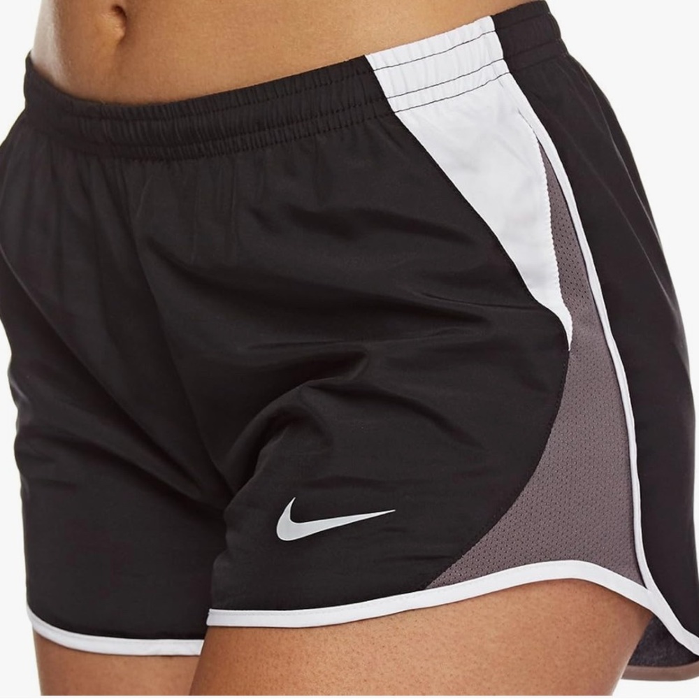 NWT NIKE WOMEN SHORTS SIZR M